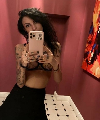 Опытная и раскованная блондинка готова погрузить тебя в океан страсти. Приезжай, и я покажу тебе, что такое настоящее удовольствие. Только для ценителей красоты! 934, 32 года